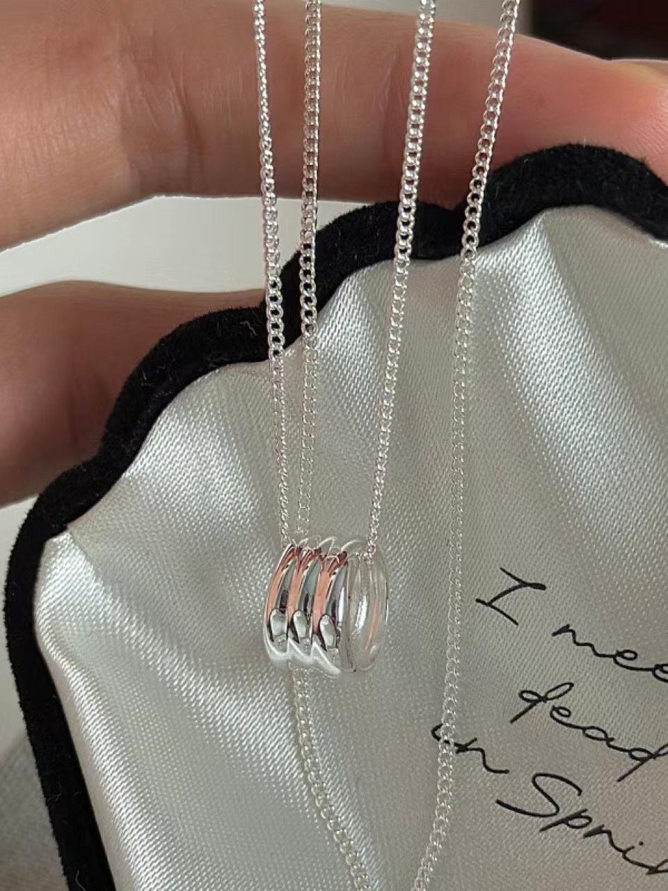 Rolling three-ring necklace