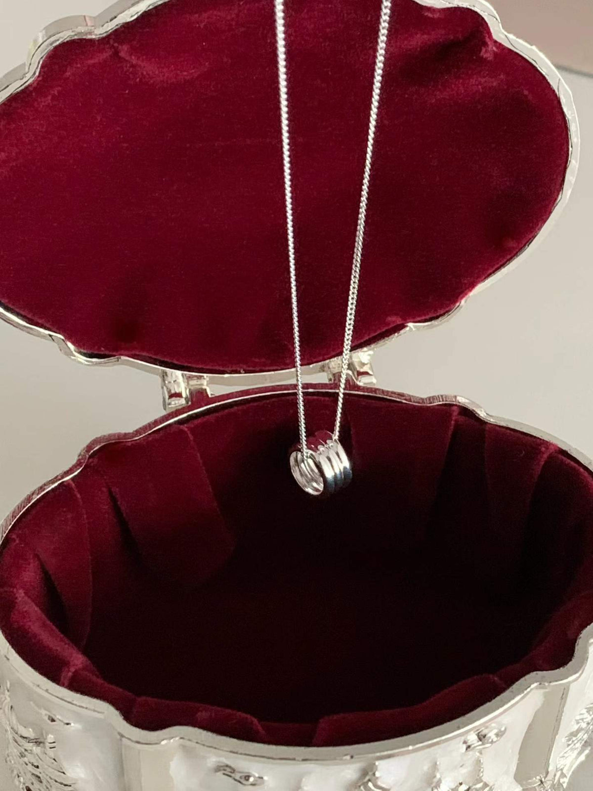 Rolling three-ring necklace