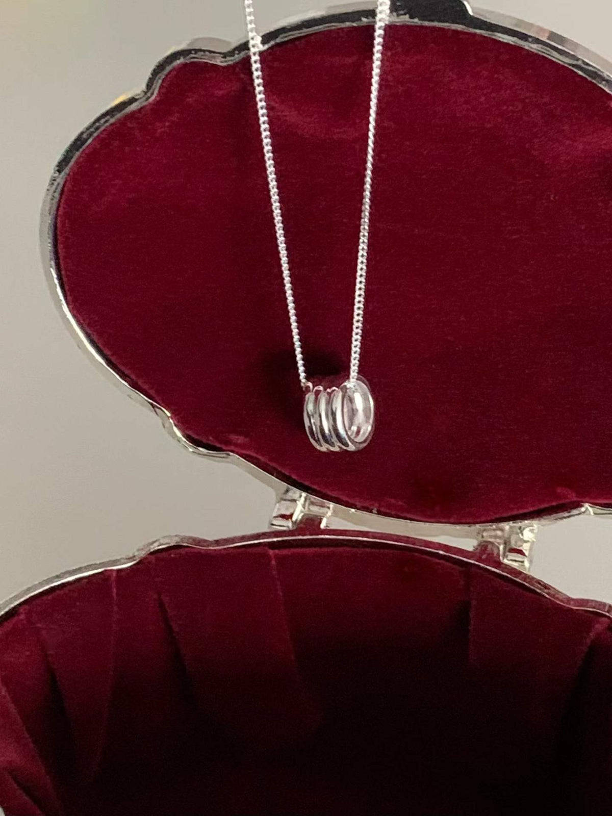 Rolling three-ring necklace