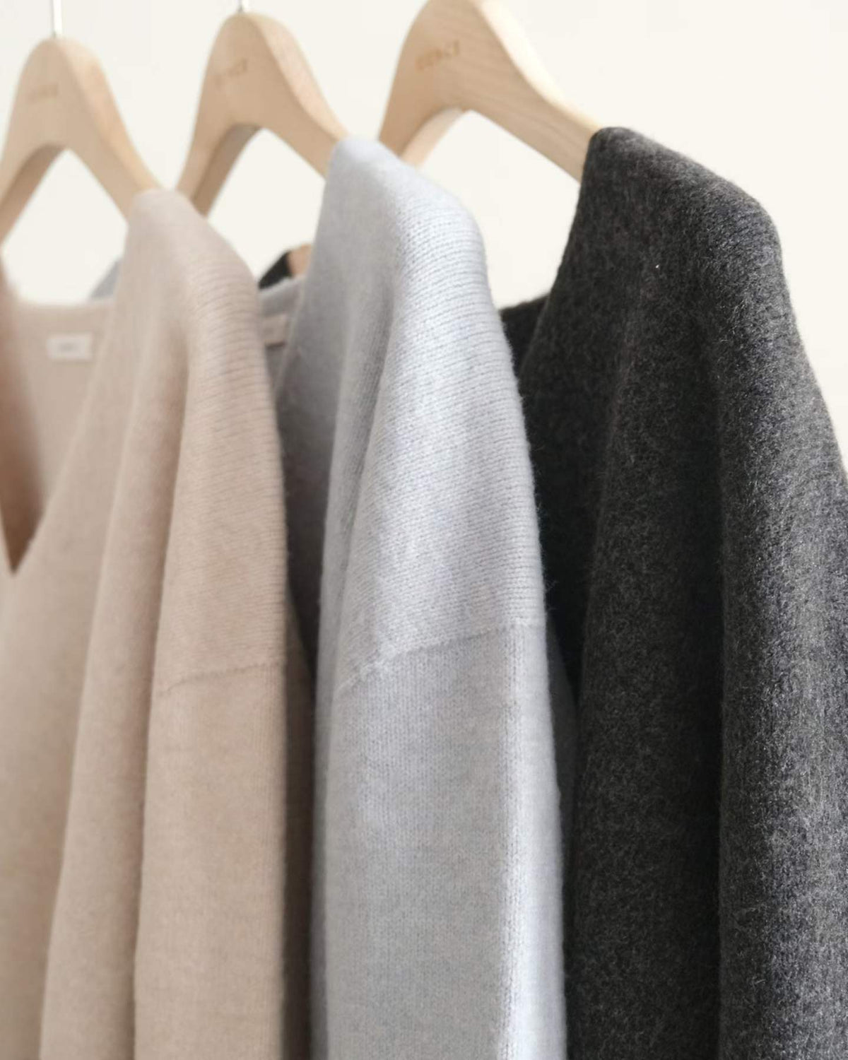 Ounce mago whole v knit-3col
