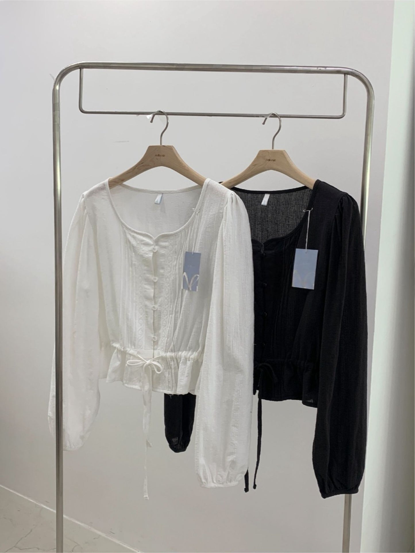 heart-neck pintuck blouse-2col