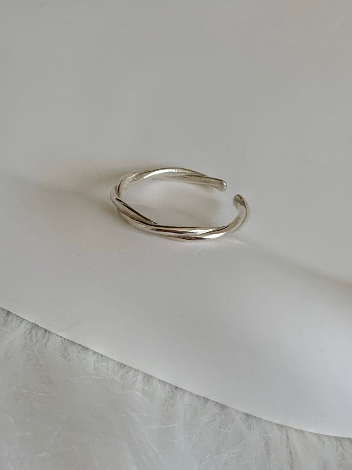 Slim twist open ring-2col