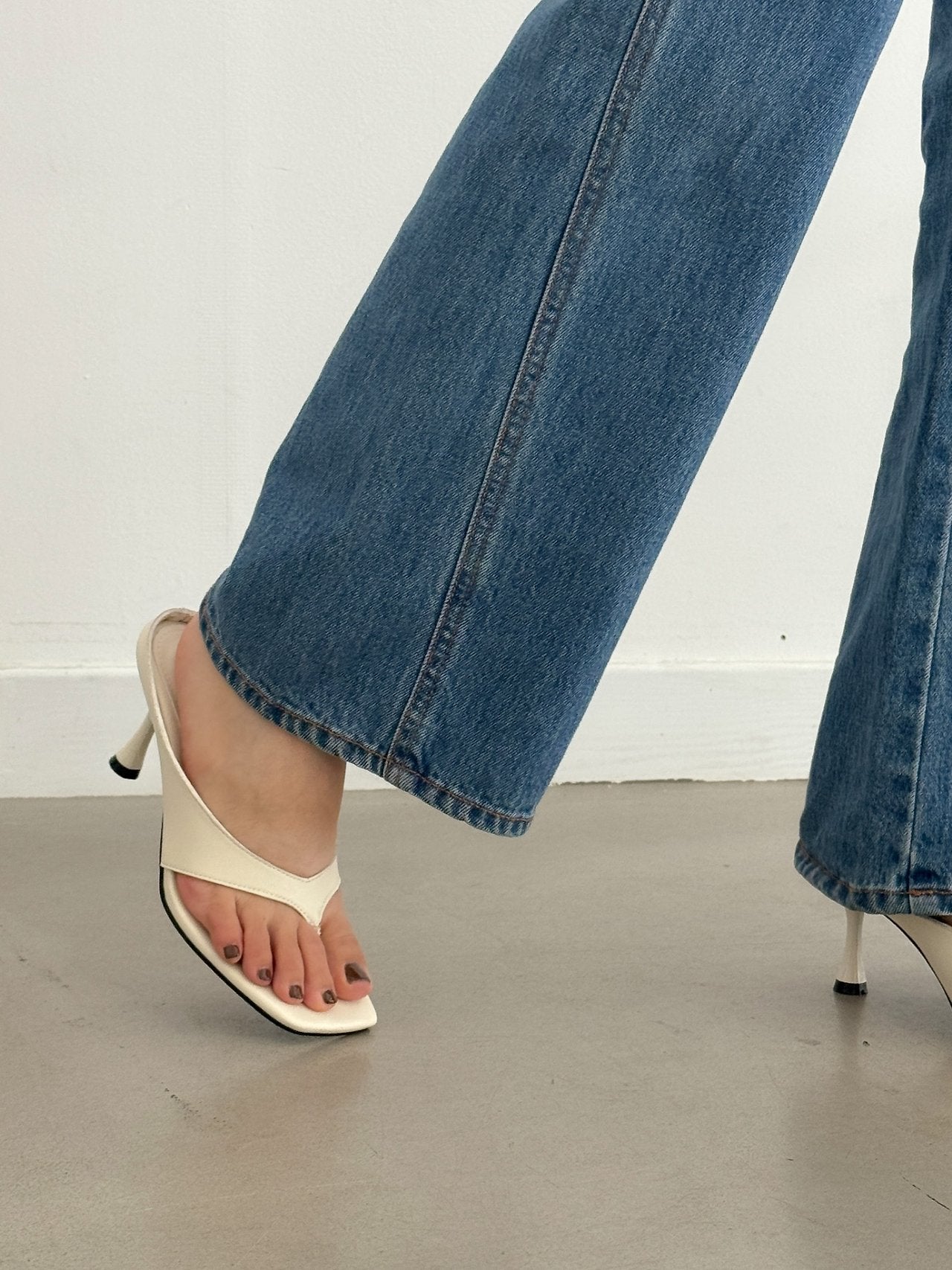 Simple Square Line Hill Mule