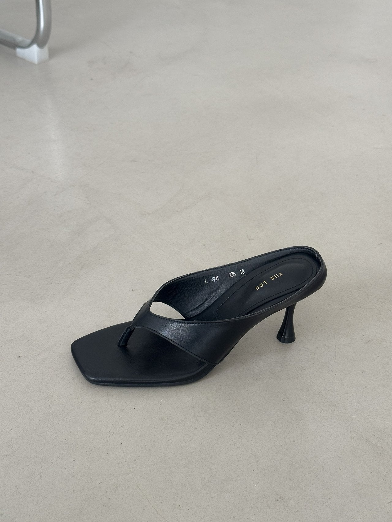 Simple Square Line Hill Mule