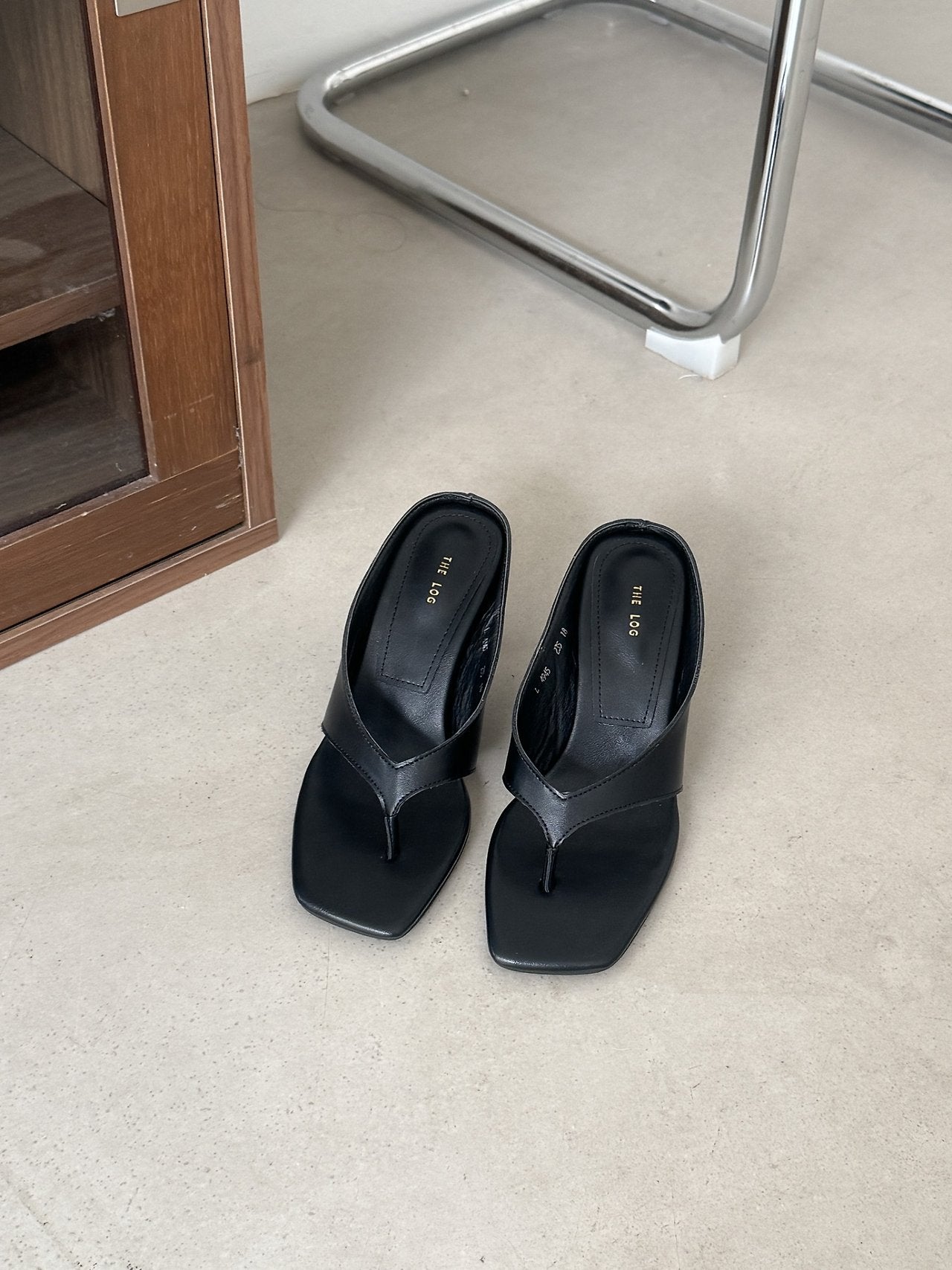 Simple Square Line Hill Mule