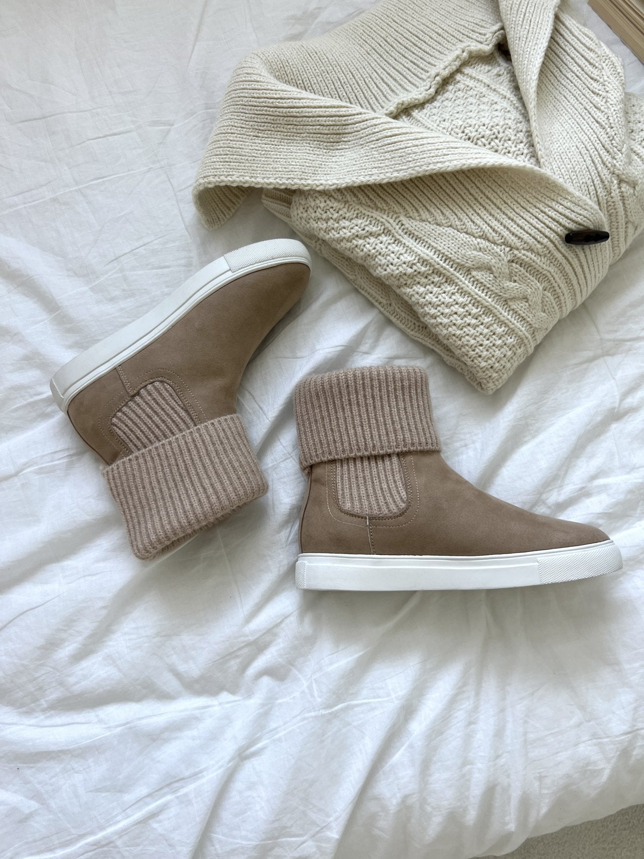 Knit banding suede ankle boots