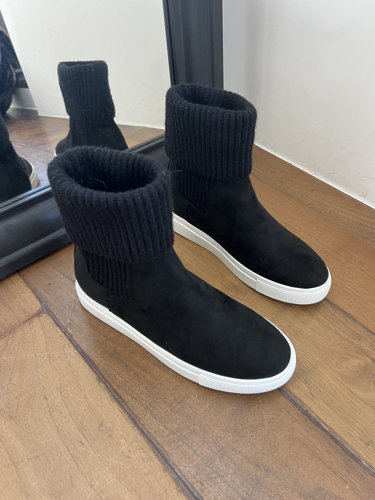 Knit banding suede ankle boots