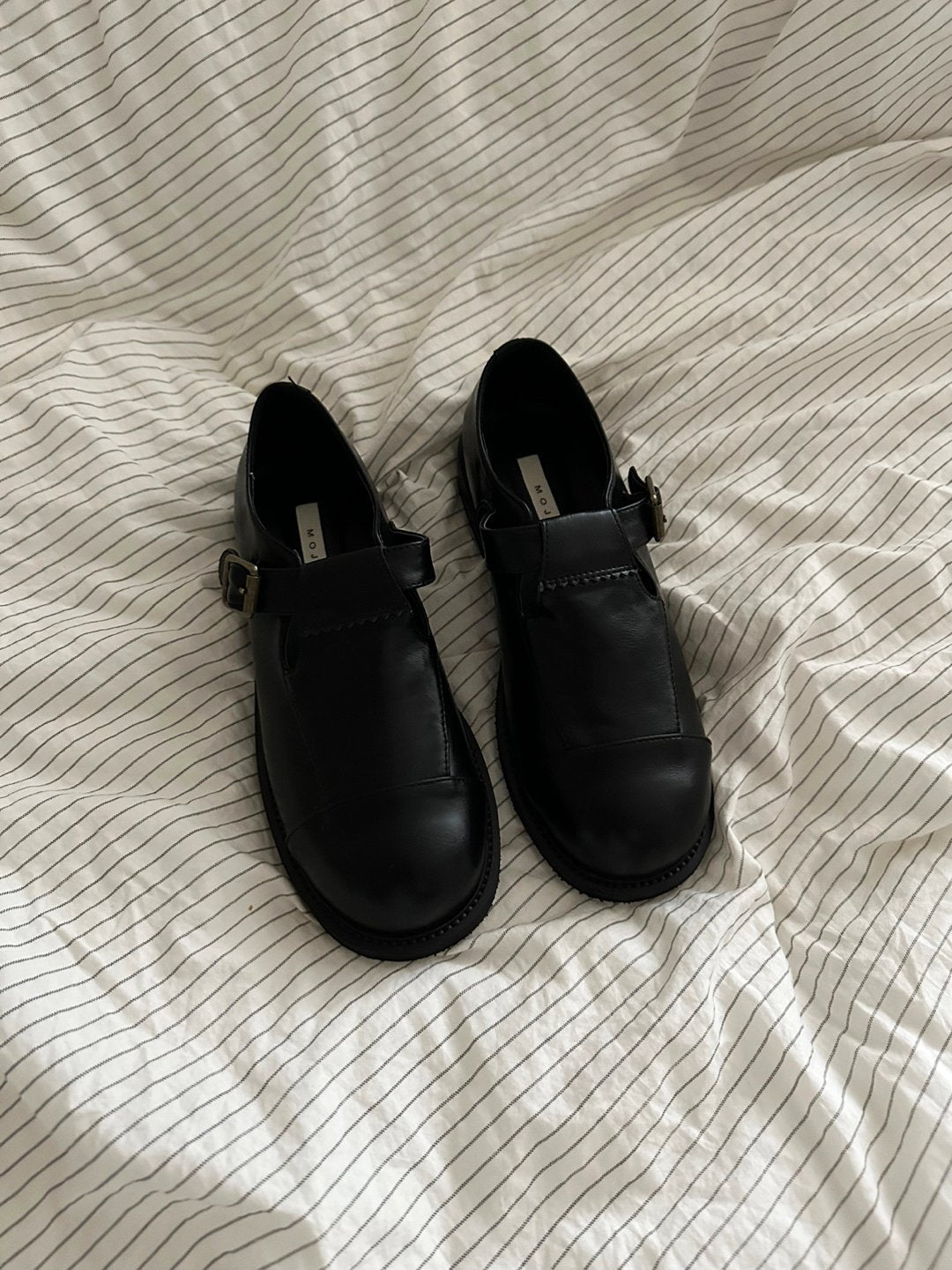 Round belted vintage loafers