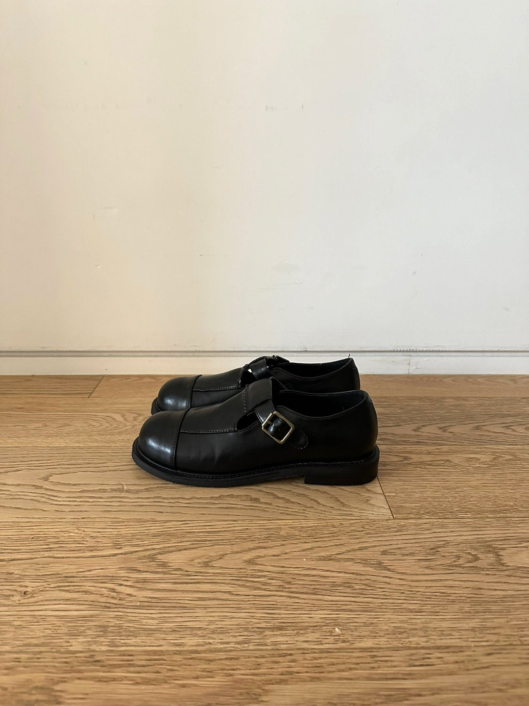 Round belted vintage loafers