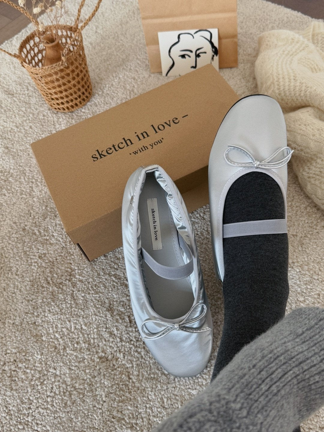 Silver logo ribbon padded flat-2col