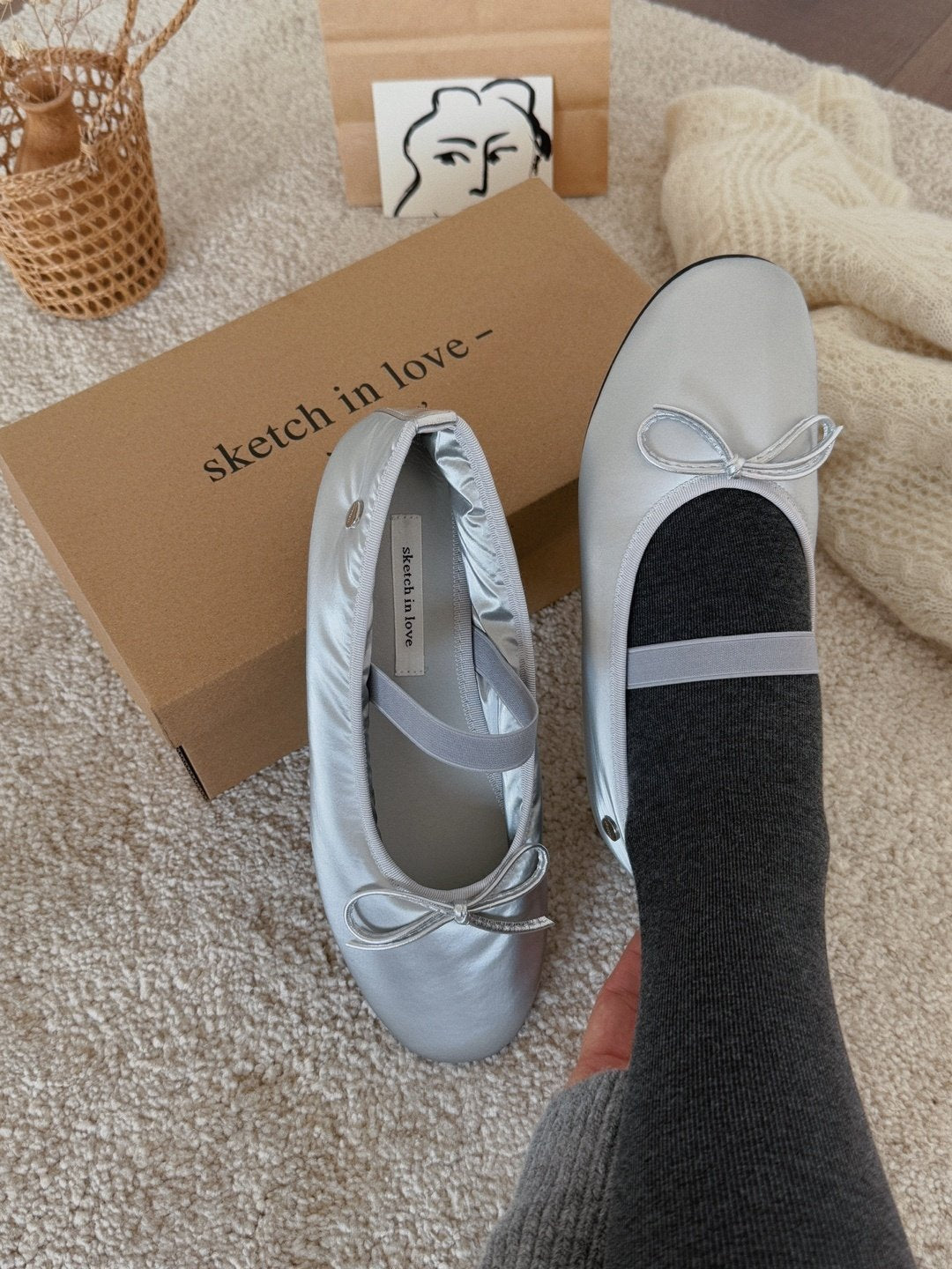 Silver logo ribbon padded flat-2col
