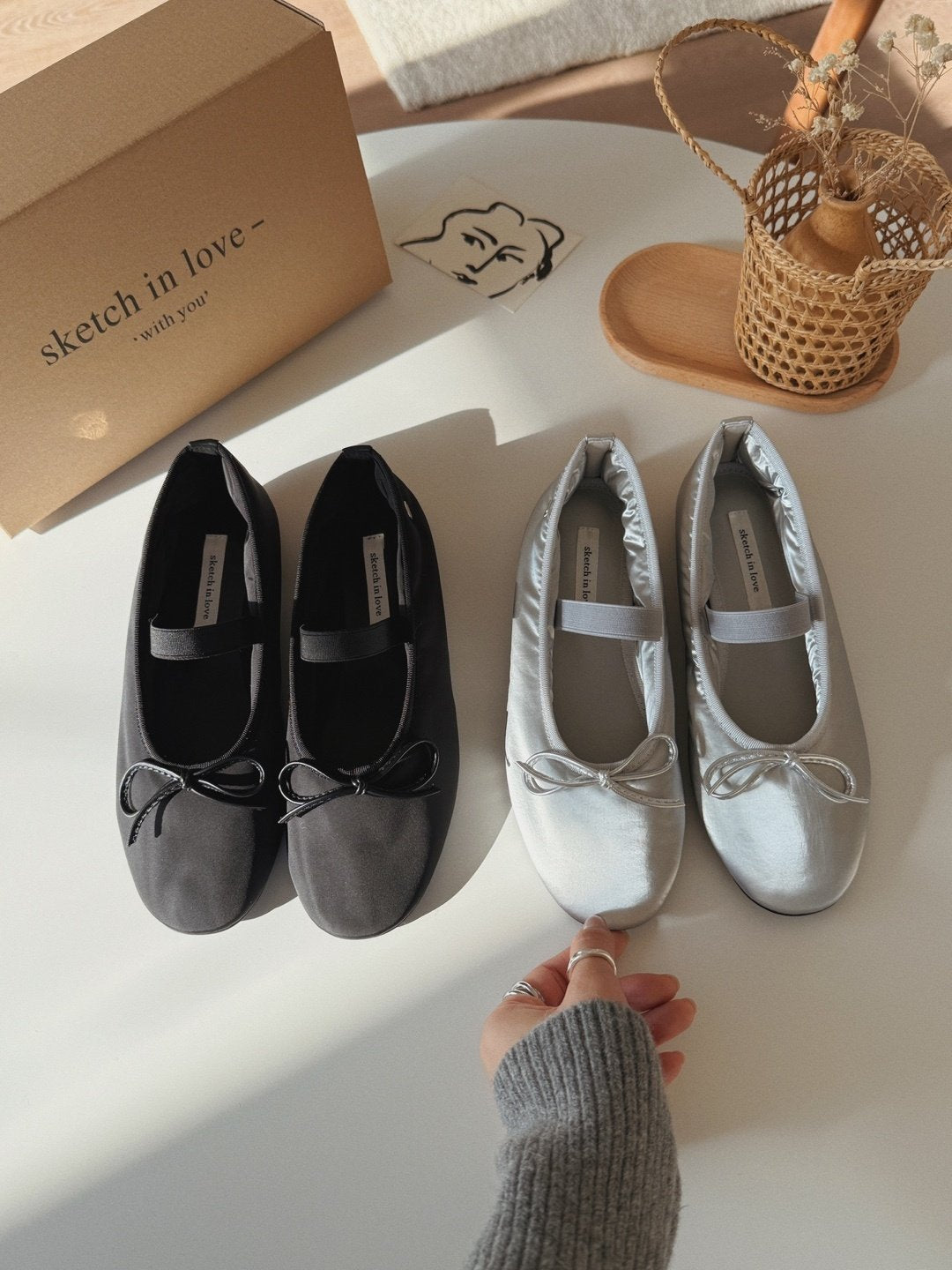 Silver logo ribbon padded flat-2col