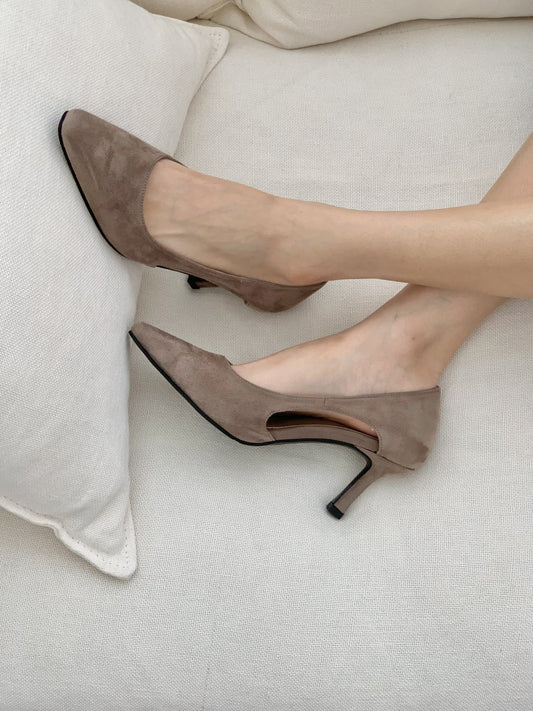 Side hole suede pumps