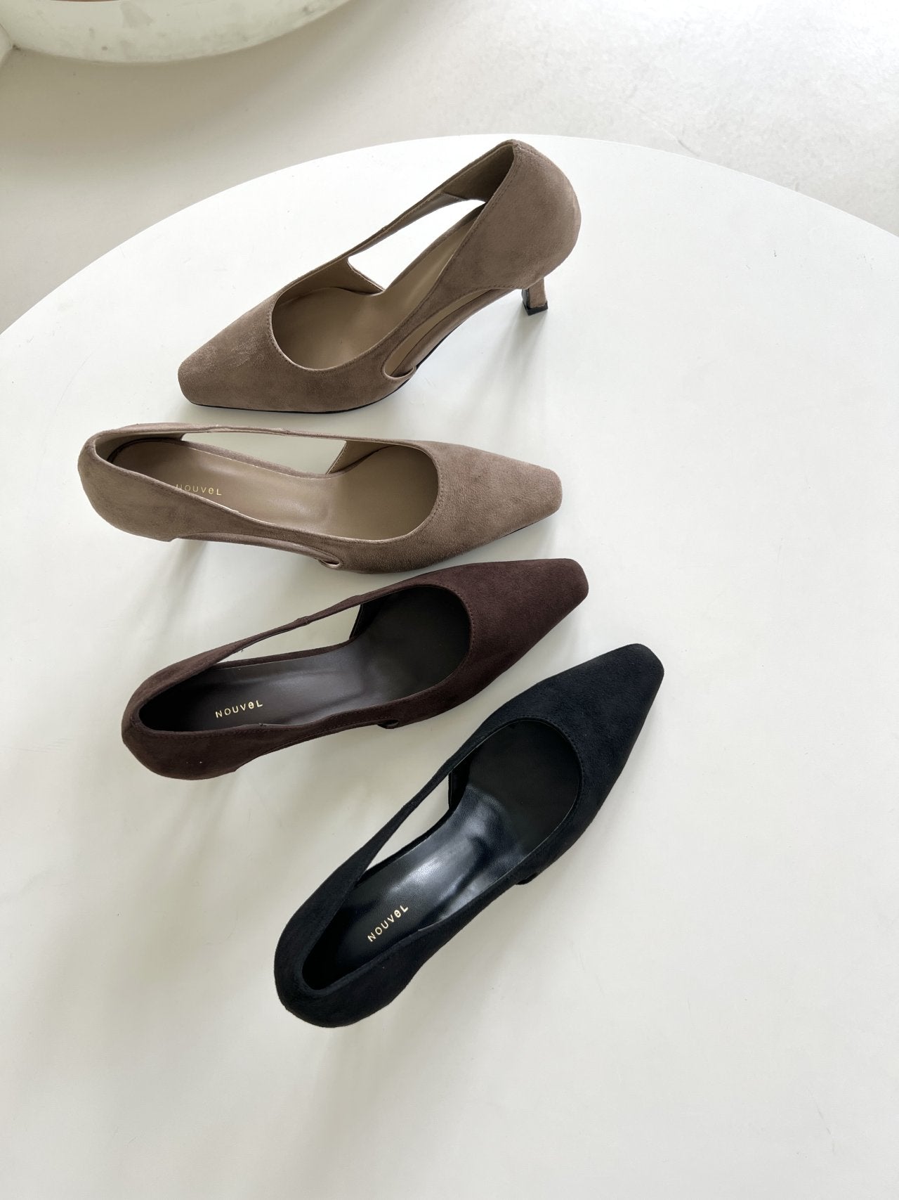 Side hole suede pumps