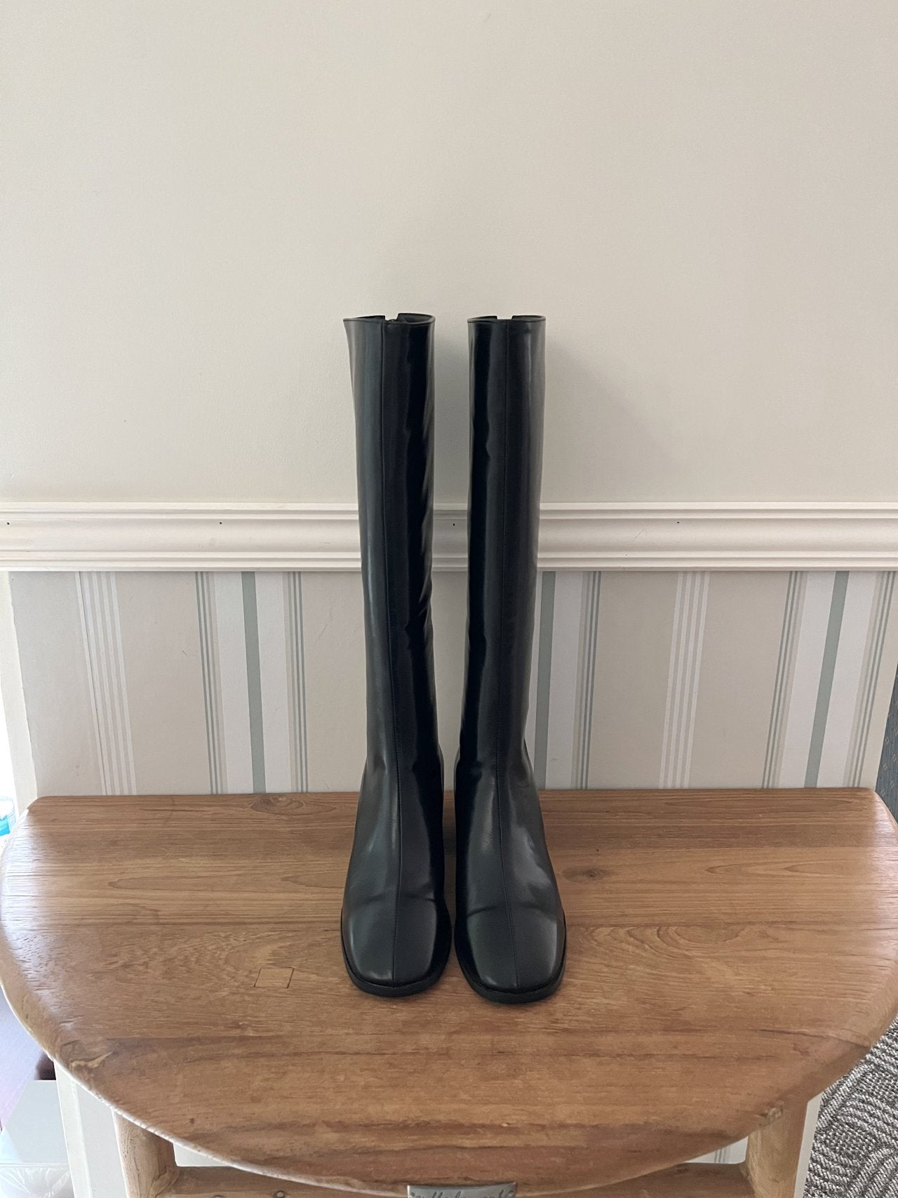 Front slit flat long boots