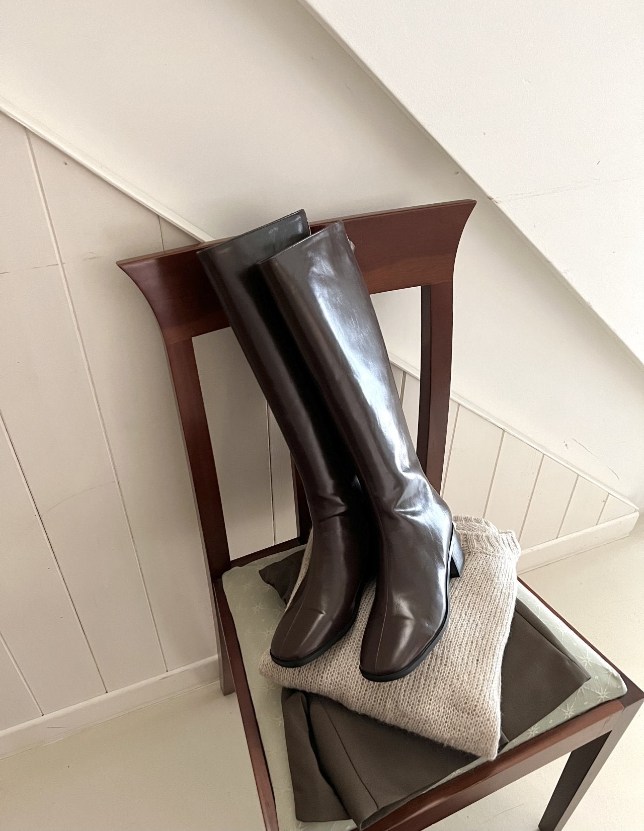 Front slit flat long boots