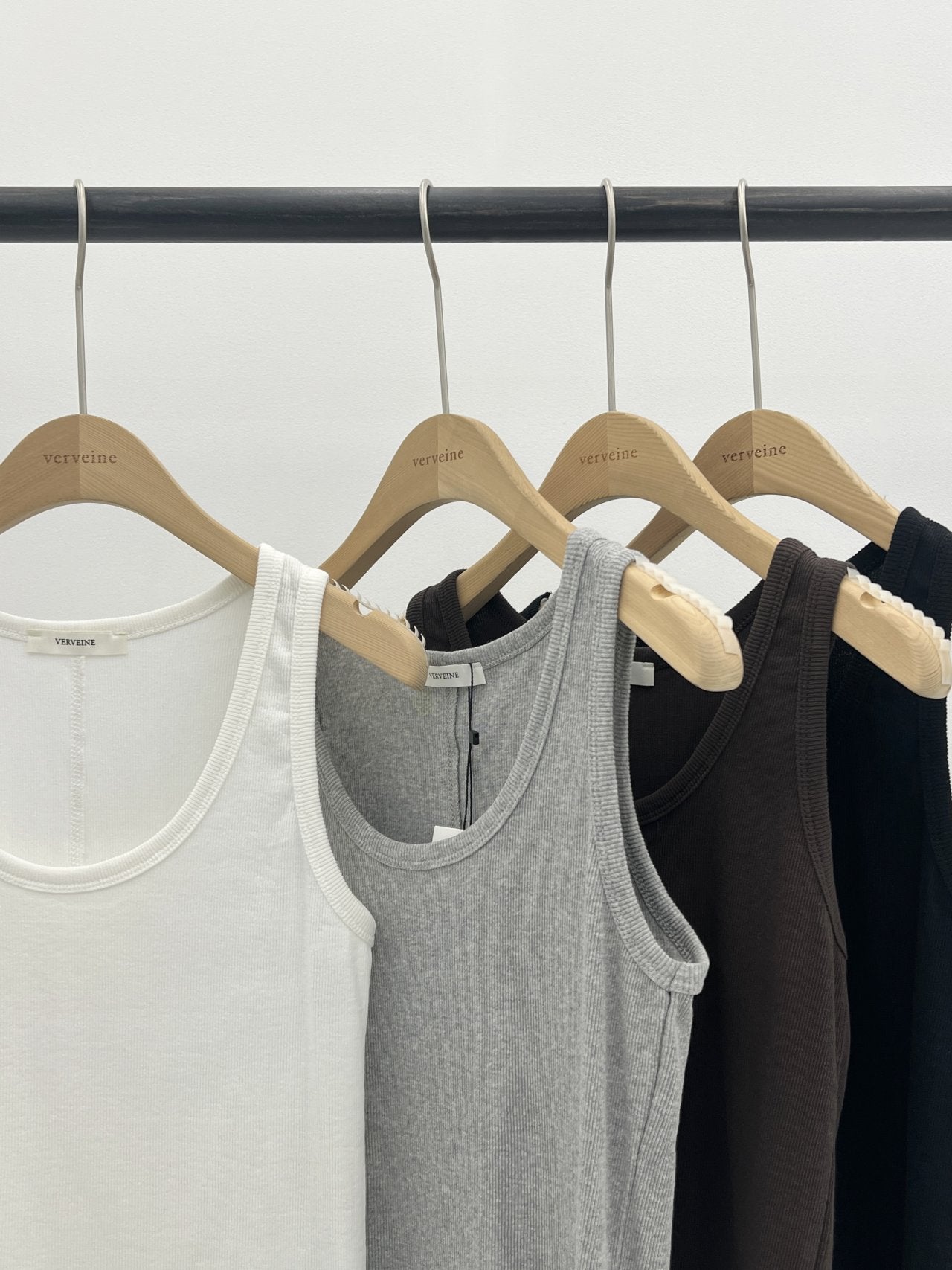 Line U-neck sleeveless-4col