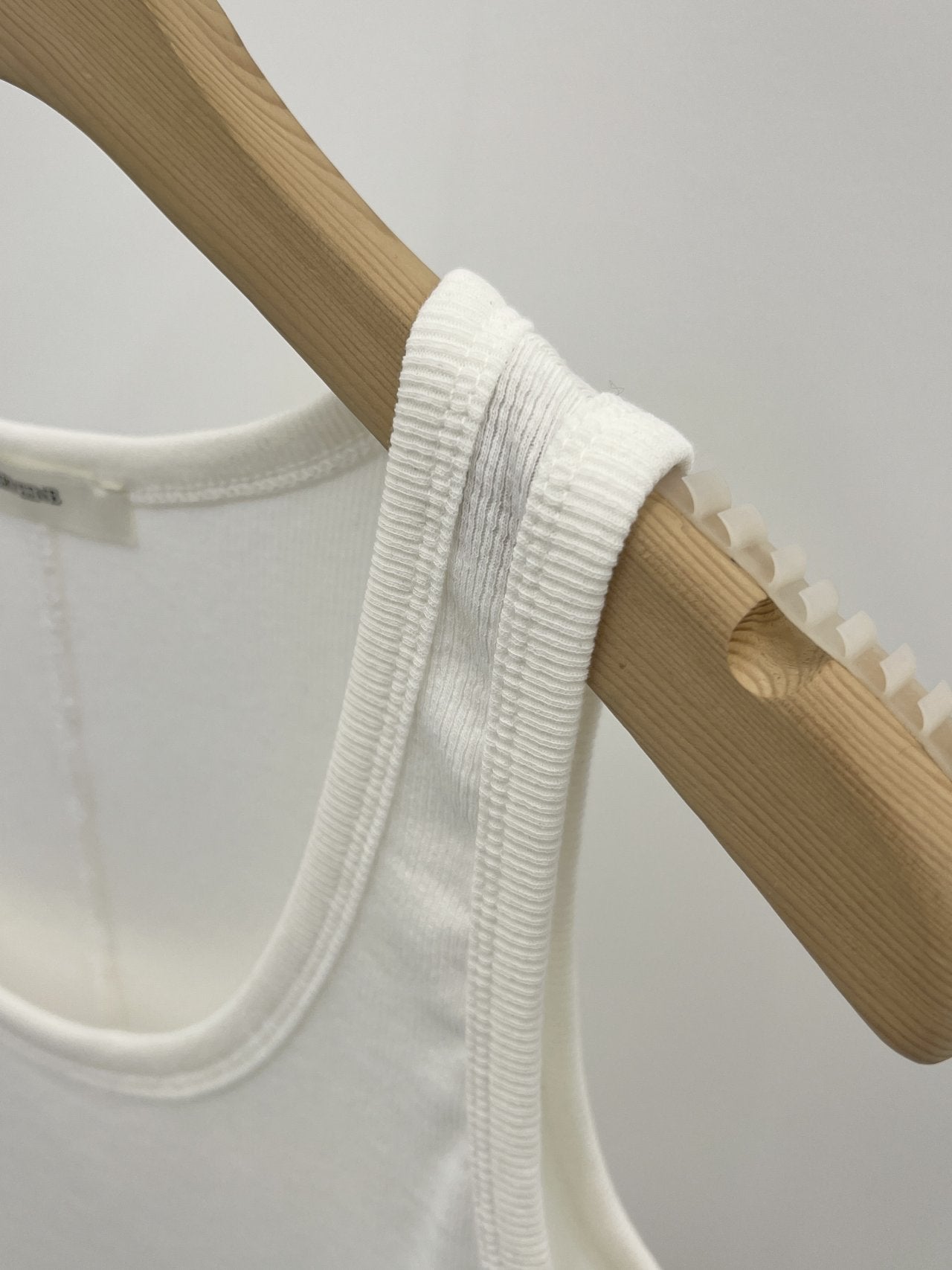 Line U-neck sleeveless-4col