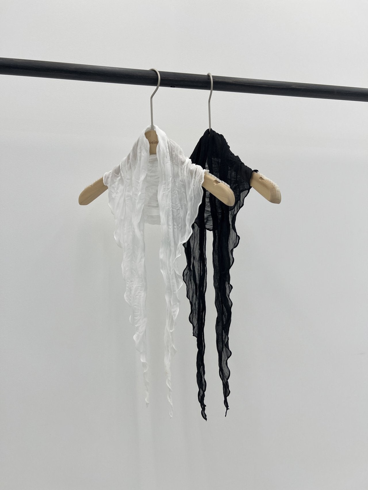 Naha pleats triangle scarf-2col