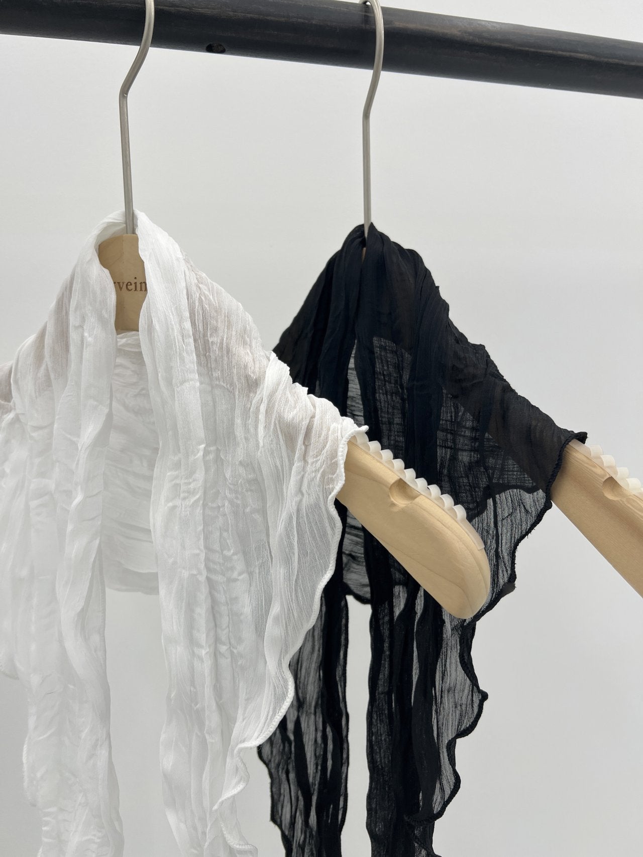 Naha pleats triangle scarf-2col