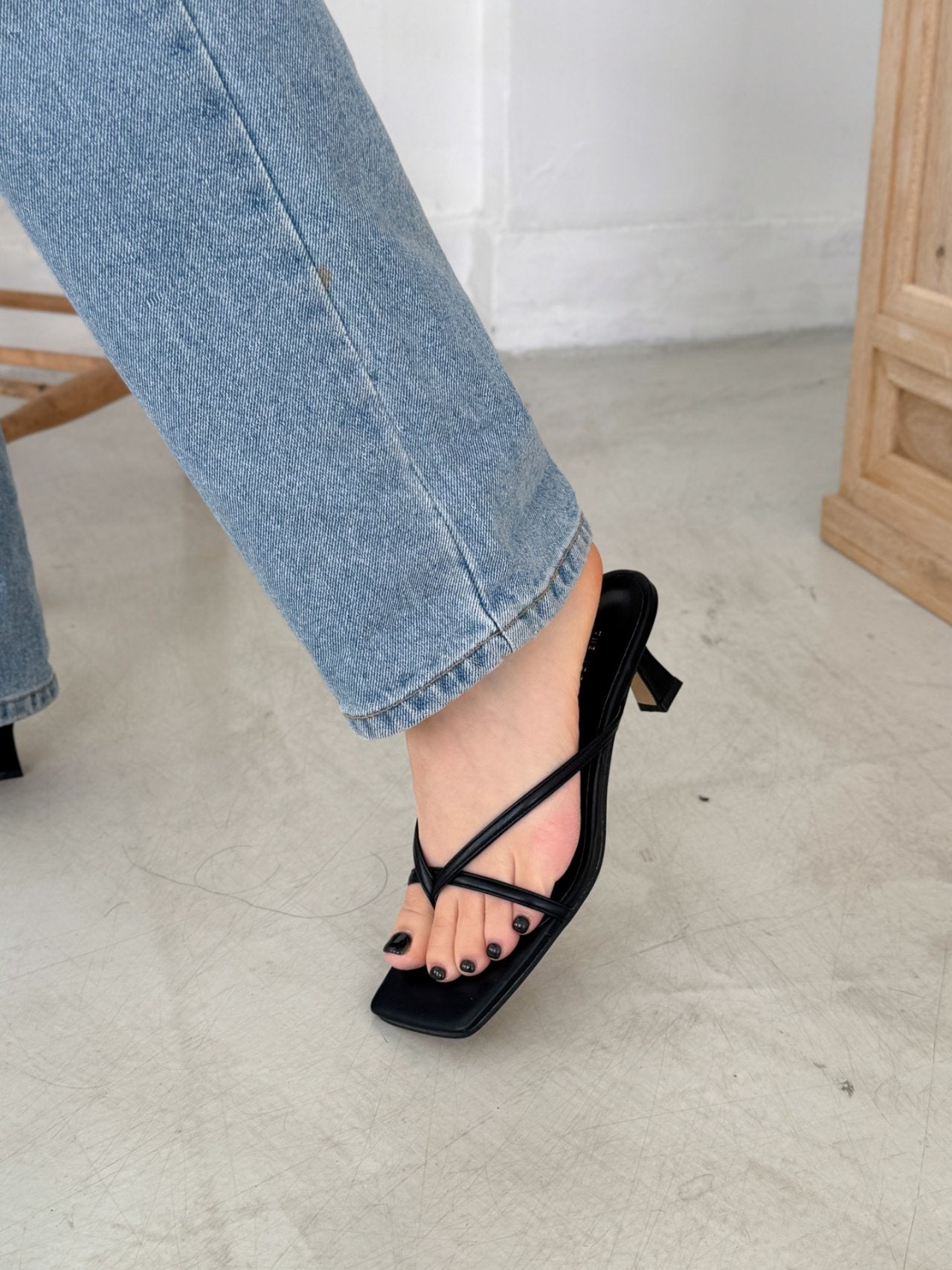 Square strap mule