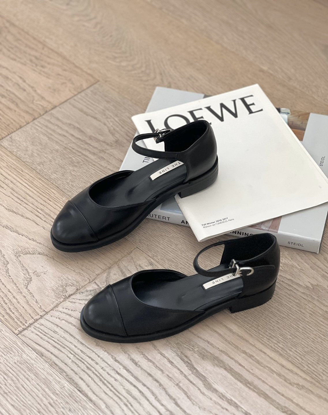 two-tone round flat