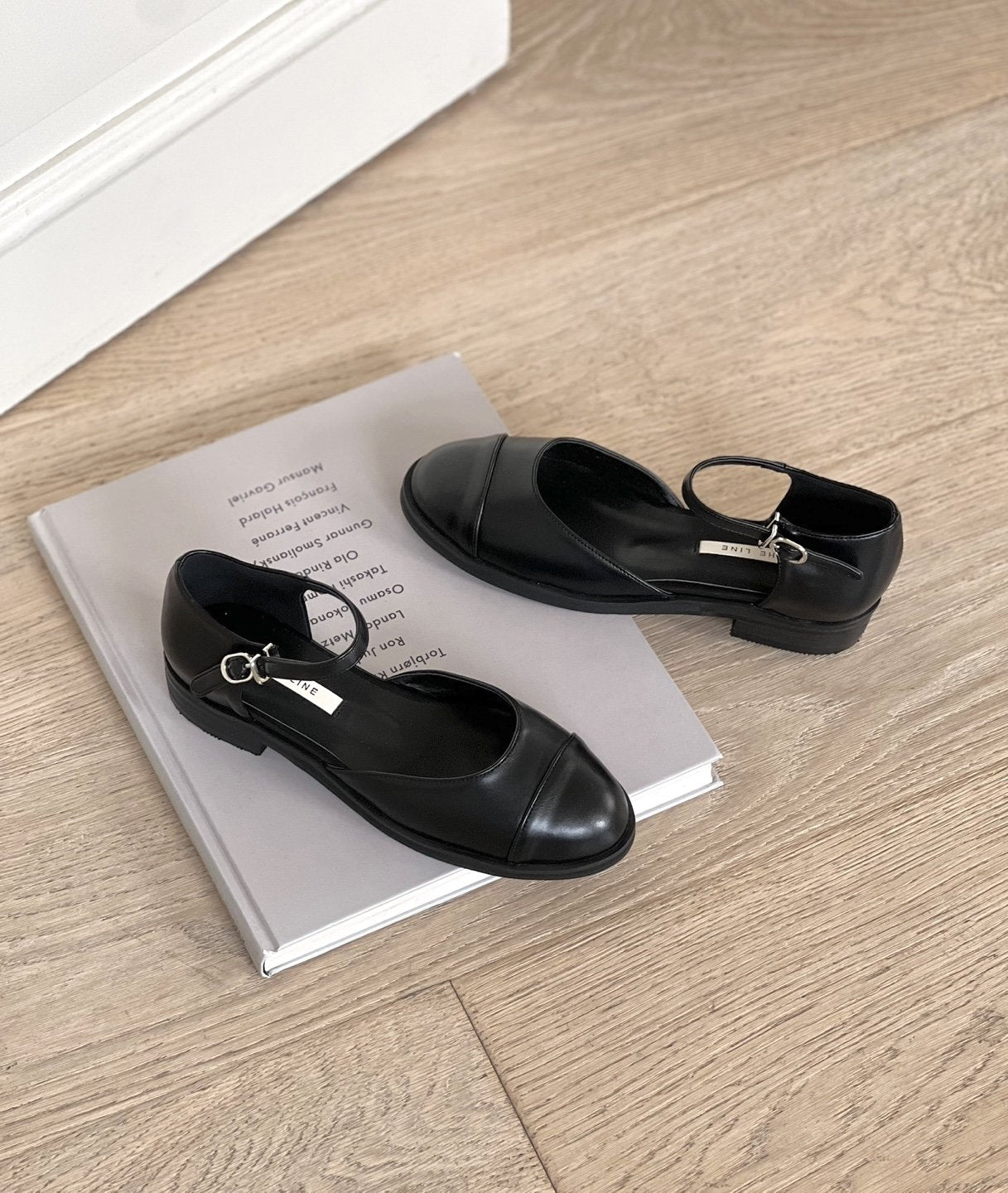 two-tone round flat