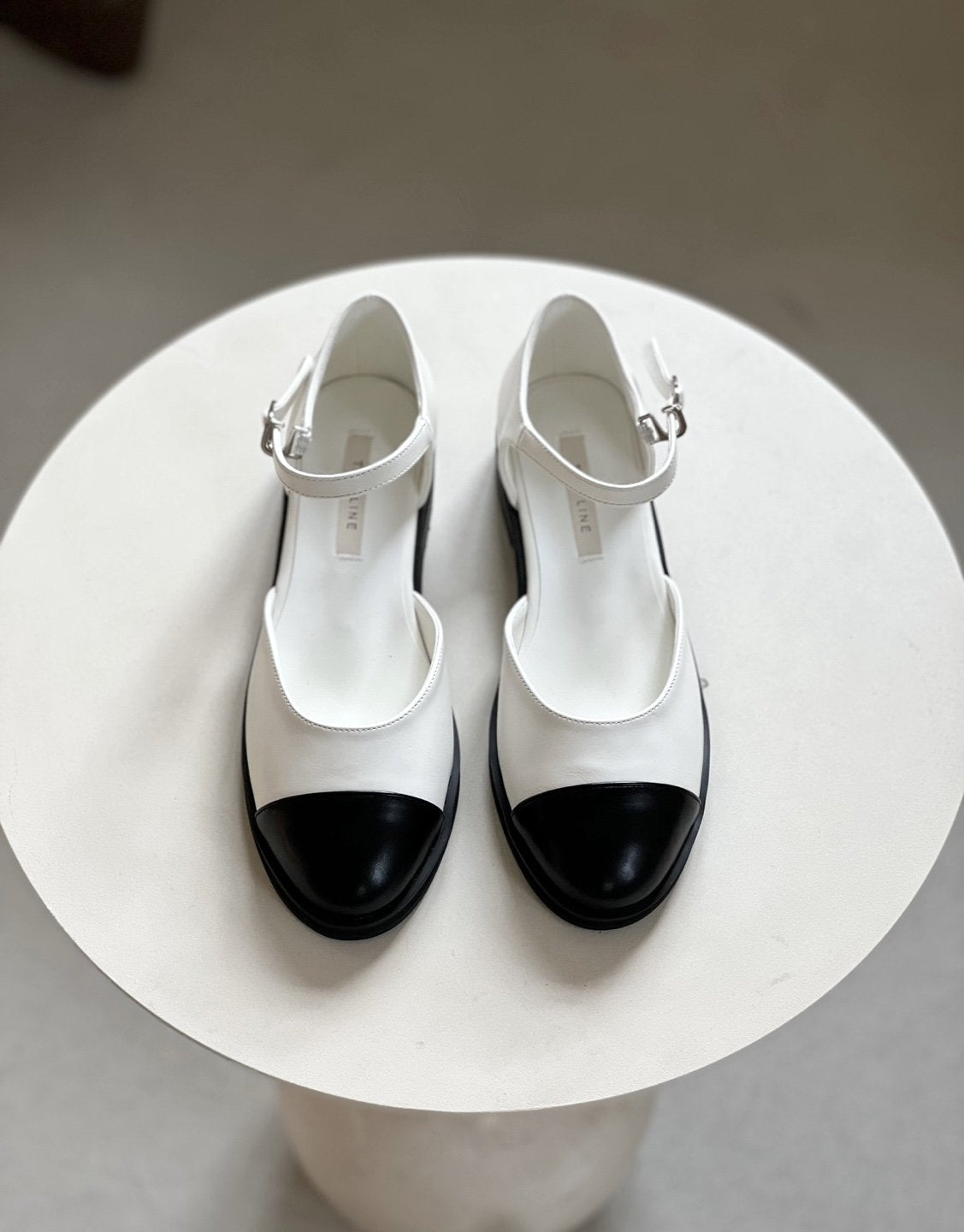 two-tone round flat