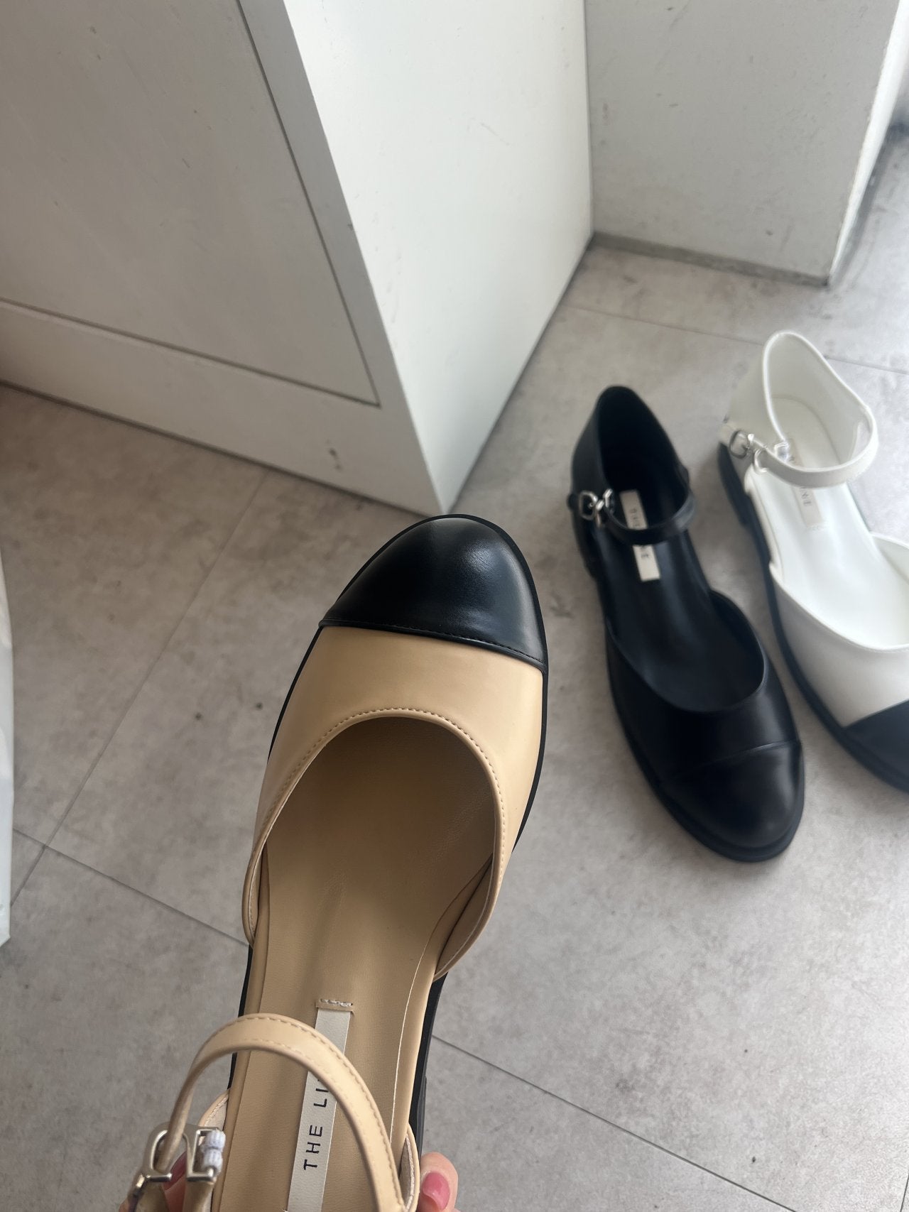 two-tone round flat